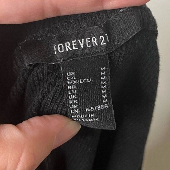 Forever 21 Black Ribbed Cropped Short Sleeve Top Size Medium - Picture 4 of 5